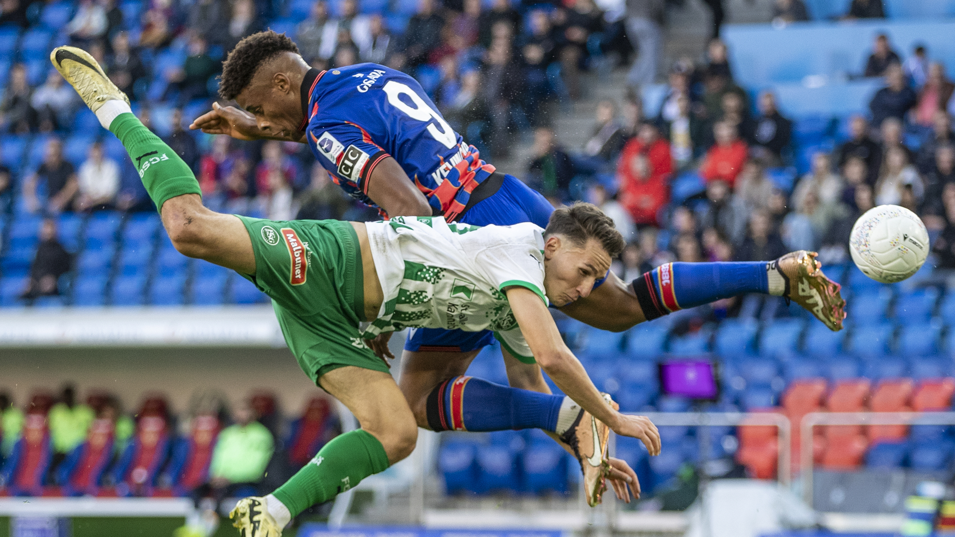Foto: Benjamin Soland, 20.10.2024, Basel: Fussball. FC Basel -  FC St.Gallen. Basel-Spieler Kevin Carlos im Kampf um den Ball mit St. Gallen-Spieler Konrad Faber