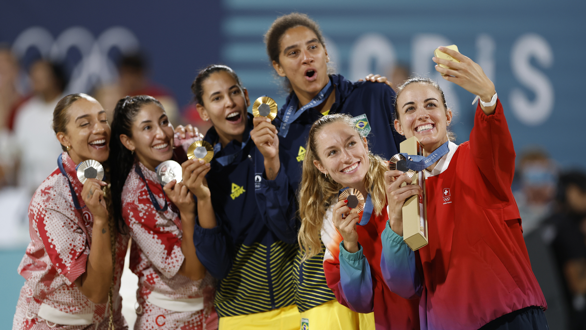 Foto: Benjamin Soland, 9.8.2024, Paris (FRA): Olympische Spiele Paris 2024.  Beachvolleyball Frauen spiel um die Bronzemedaille  Mariafe Artacho des Solar (1)/ Taliqua Clancy (2, AUS) gegen Tanja Hüberli (1) / Nina Brunner (2, SUI)  Die Schweizerinnen gewinnen die Bronzemedaille 